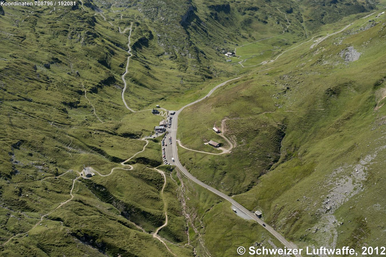 Passhöhe Klausenpass (Position: 2'708'021.65, 1'191'764.25) Passstrasse (unten im Bild) von NNE (Urnerboden) her zur Passhöhe (1948 m.ü.M.) weiter ins Schächental und nach Altdorf. Bergstrasse links (in den Bildhintergrund hinein) vom 'Chlausenchappeli' ins Gebiet 'Chammlisiten'.